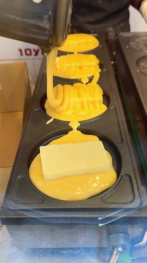 SNSで超話題のチーズが伸びすぎる10円パンが絶品 生地の外側はカリッとしていて中にはチーズがたっぷり！ カステラのような甘めの生地に塩気のあるチーズが相性抜群。 手のひらサイズの大きさで箱もついているから食べ歩きにピッタリ！ 《今回注文したお料理》 10円パン（チーズ） 500円 《店名》大王チーズ 10円パン 《住所》大阪府大阪市中央区道頓堀1-10-6 《最寄り駅》難波駅から徒歩4分 《営業時間》10時30から23時 《定休日》不定休 《来店時間》日曜13時30頃 《待ち時間》5分 《予約》不可 《駐車場》なし The 10 yen bread with cheese that is so popular on social media is delicious The outside of the dough is crispy and the inside is full of cheese! The sweet dough like castella goes perfectly with the salty cheese. It's palm-sized and has