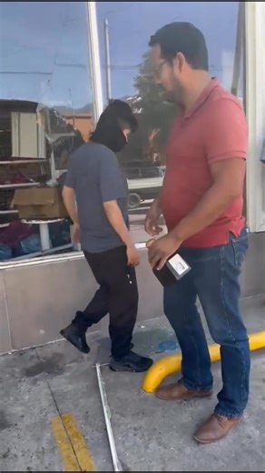 Sorprenden a dos #jóvenes #robando en tienda de #Sayula Dos jóvenes fueron sorprendidos cuando intentaban sustraer mercancía de una tienda de conveniencia en #Sayula. De acuerdo con los reportes, personas que se encontraban en la zona, luego de los hechos donde algunos establecimientos fueron saqueados y calcinados, detectaron la situación y les hicieron dejar lo que llevaban. | Info Metrópoli Noticias