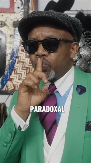 686K views · 29K reactions | Les Africains - avec peut-être les Italiens - savent mieux porter le costume que quiconque, ils osent et savent bouger dedans, témoigne Hugo Jacomet dans cet extrait de son entretien sur Antithèse. Le mouvement dit des "sapeurs" donne notamment des leçons en terme d'audace et de créativité. ➡ ABONNEZ-VOUS A NOTRE NEWSLETTER GRATUITE (et recevez chaque semaine du contenu exclusif)  https://urlr.me/T4VzGX | Antithèse | Facebook