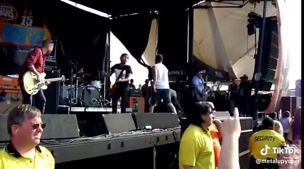 Accidents by Alexisonfire Live at Warped Tour 2009
