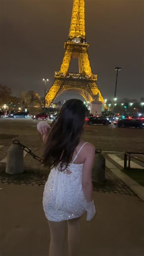 Відео користувача Каріна🖤 (@kari.na_cherry) з композицією «Rockin' Around The Christmas Tree - Brenda Lee»