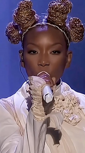 @brandysverse on Instagram: "#Brandy effortlessly performing "Borderline" at The 2020 Billboard Music Awards 🔥"