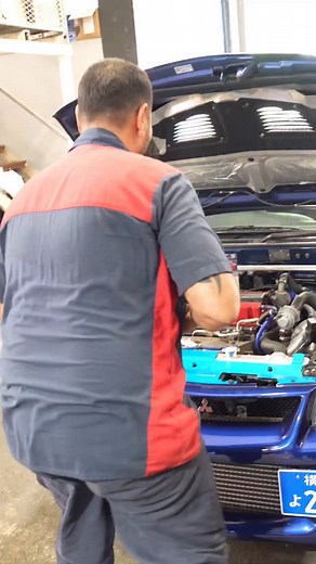 José Alvarez estuvo manifestando el Lancer Evolution 6, Icee Blue con los aros blancos más de 23 ańos. Es una bendición cumplir un sueño de muchos ańos. José se ganó con Motores Furiosos este Lancer Evolution 6 “Right hand drive” con la compra de dos artes de dicho carro. | Motores Furiosos