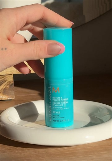 Stop backcombing and start puffing. 💨 Our Texture & Volume Powder is the ultimate shortcut to voluminous, touchable hair. #moroccanoil