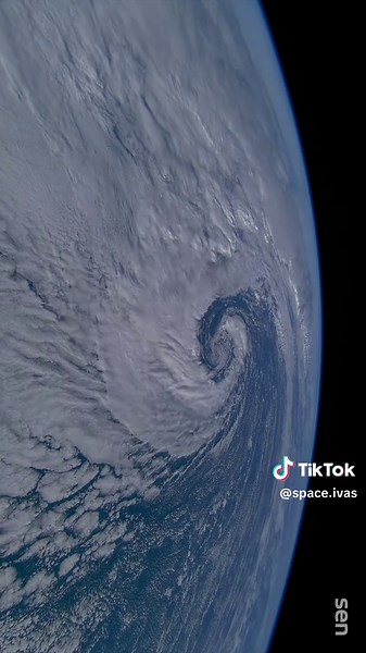 What Earth Looks Like From Space: Real Photos & Views