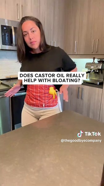 This is what you need to know… 😳 Here’s what people notice when they use castor oil for bloating (topically and consistently): 🔥 The stomach feels less tight and tense 💧 Fluid retention may look reduced 🌿 Lymphatic flow is supported 🫶 The abdominal area feels softer and more relaxed ✨ Skin over the stomach looks smoother 😌 Discomfort feels calmer, especially at night ⚡ The belly looks less puffy overall Castor oil contains ricinoleic acid, which helps support circulation and reduce inflamm
