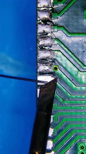 Micro welding always hard for you? This soldering surface is only about 0.2MM, suitable for soldering more delicate parts😎 #SUNSHINETOOLS #PhoneRepairTools #Soldering #DIYElectronics #MotherboardRepair #PCB #RELIFE | Guangzhou Sunshine Electronic Technology Co., Ltd.