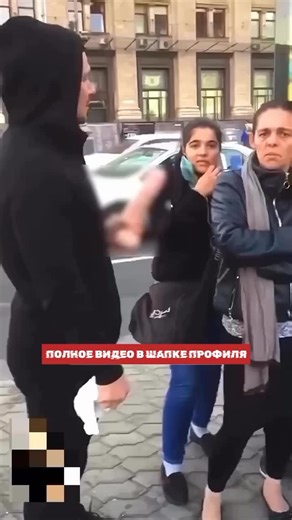 @arbi95shka on Instagram: "日本利用压电瓷砖将脚步转化为电能。这些瓷砖捕捉来自你脚步的动能。当你行走时，你的重量和动作会对瓷砖产生压力。瓷砖会轻微弯曲，从而产生机械应力。瓷砖内部的压电材料将这种应力转化为电能。每一步都会产生少量电荷，而数百万步结合在一起就能产生足够的电力来驱动 LED 灯、数字显示屏和传感器。在像涩谷车站这样繁忙的地方，每天大约有 240 万个脚步为这一系统作出贡献。这些电能可以被储存或立即使用，从而减少对传统电力来源的依赖，并支持可持续的城市基础设施。这种方法将日常运动转化为实用的可再生能源"