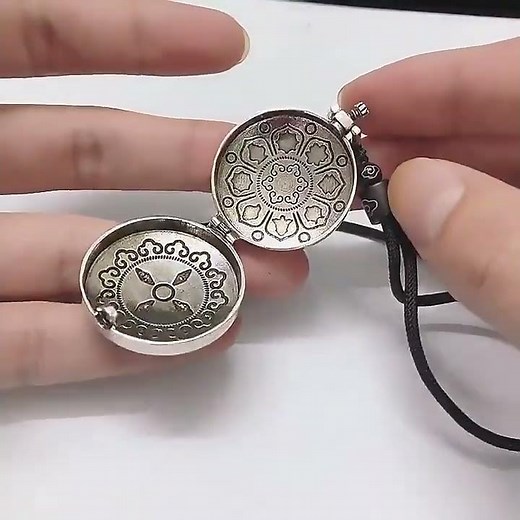 Vintage Photo Locket Pendant Necklace ❤️ | Openable Memory Box Charm