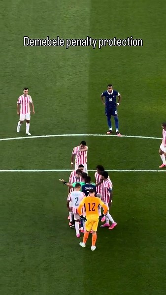 Ousmane Dembélé stepping in with “penalty protection” for Kylian Mbappé vs Paraguay 🇵🇾⚽