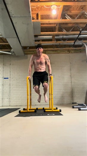 Dips to L sit #calisthenicsbasics #bodyweighttraining