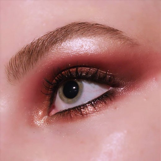 Up Close & Sensational. Recreate Marc Jacobs Beauty Global Artistry Ambassador Morgane Martini’s luxe glitter look: ⠀⠀⠀⠀⠀⠀⠀⠀ -Use Highliner Glam Glitter in Glam Jam to line and define the crease, blend outward into a wing.⠀⠀⠀ -Use Highliner in Blacquer to tightline and smudge.⠀ -Add See-Quins in Copperazzi to the lid and under the eye, blend.⠀ -Highlight the inner corner and brow bone with O!Mega in Prim-O!.⠀ -Finish with Velvet Noir Mascara. | Marc Jacobs
