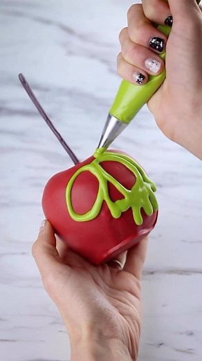 #1 post of 2022- FALL EDITION 🍎 Snow White Poison Apple (and one of my top personal favorites) Here’s the ingredient list if you want to trying making some yourself! POISON APPLES -Granny Smith apples -caramel wraps -apple sticks or popsicle sticks -ghirardelli white chocolate wafers -red and lime green colourmill food coloring (oil based) Wash and dry your apples before using, don’t forget to remove the stems! Remove caramel wraps from the packing and stretch over the apples. Heat for 5 minute