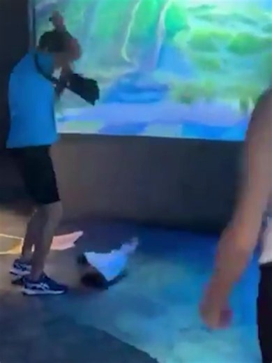 Mantarraya salta de uno de los tanques del Mote Science Education Aquarium, en Florida, y cae al piso; asistentes intentaron ayudarla a volver al agua, pero no podían sostenerla. #Latinus #InformaciónParaTi