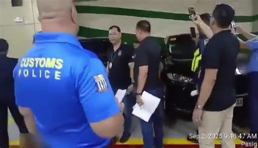 LOOK: The Bureau of Customs has sealed and seized several luxury cars owned by the Discaya family, in line with a court-issued search warrant for alleged violations of the Customs Modernization and Tariff Act. | via Jeff Caparas, ABS-CBN News (📹: Contributed) | ABS-CBN News