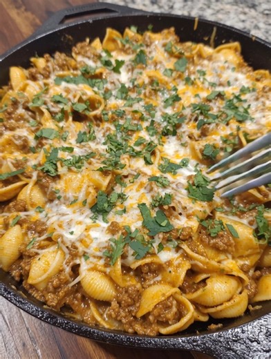 🌮🧀 Cheesy Enchilada Hamburger Helper 🍝✨ Savory beef, pasta, and melty cheese with enchilada flavors in one skillet! INGREDIENTS: 1 lb ground beef 1 cup chopped onion ...... Full Recipe in Coʍmеոτ 💬 | Recipes by Padma