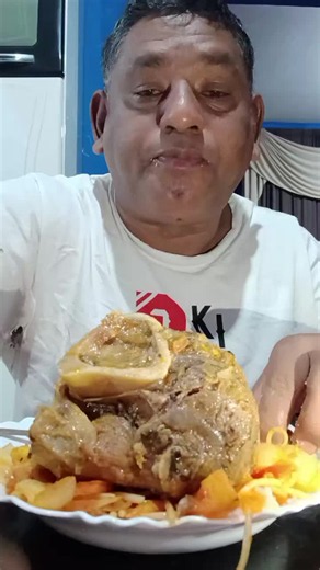 Homem saboreando carne de boi ao molho