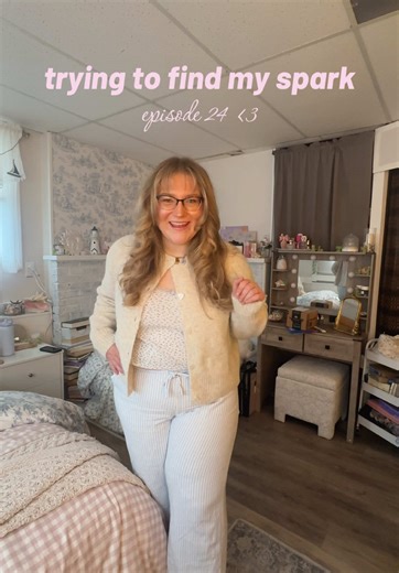 the sun is hiding today so the lighting is a little wonky but happy thursday lovely humans! this is your sign to do something kind for yourself today 🧚🏼‍♀️🌟🌷📖 #ootd #fitcheck #whimsy #whimsical #hobby