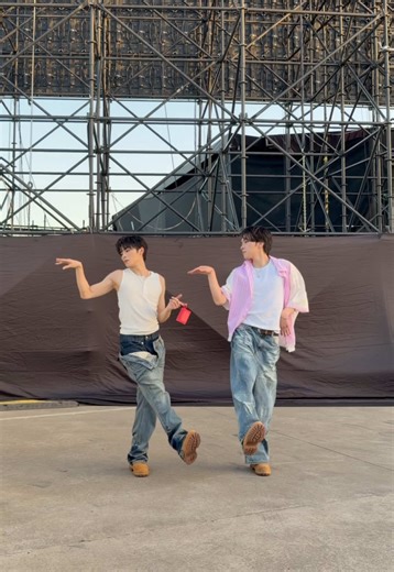 this is literally how we walk #XIAOJUN #HENDERY #WayV #威神V | xiaojun