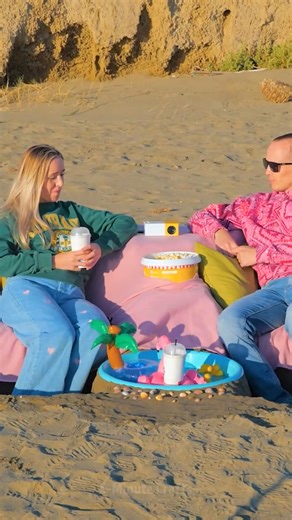 Сool couch at the beach with sandy details | 5-Minute Crafts