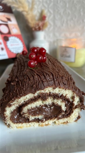 💢 BÛCHE ROULÉ 💢 Adem m’a demandé de lui faire une bûche roulé au chocolat. La voici une génoise moelleuse à la vanille, de la pâte à tartiner au centre et pour finir une ganache au chocolat pour la déco. Ingrédients pour la génoise : 4 œufs 120 gr de sucre 120 gr de farine 1 pincée de fleur de sel 1/2 cac de poudre de gousse de vanille En : 1 pot de pâte à tartiner Ingrédients pour la ganache : 300 gr de chocolat au lait 130 ml de crème liquide 30% Battre le sucre et les œufs ensemble pendant 