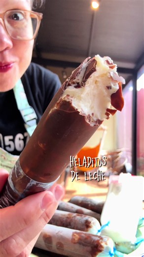 Los heladitos Picolé de leche que nos transportan directo a la infancia! 🤍🍦¿Quién más se acuerda de esos heladitos ymaguare que comprábamos en el almacén del barrio o en la cantina de la escuela? Con poquitas monedas éramos felices. Hoy los hacemos en casa, mucho más ricos, fáciles y económicos… ¡perfectos para el calor de Paraguay! 🇵🇾☀️ Ingredientes: 🥛 200 ml de leche 🥄 100 g de leche condensada 🥄 2 cdas. de leche en polvo (opcional, para más cremosidad) 🍯 1 cdita. de jarabe de glucosa 