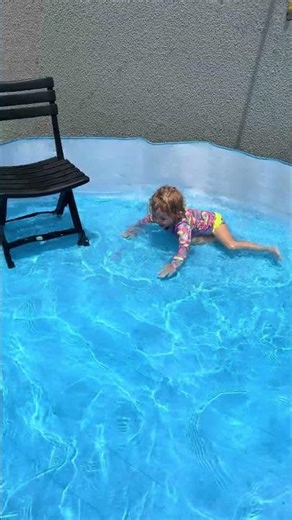 Nadando na piscina nova #baby #bebe #piscina #babygirl