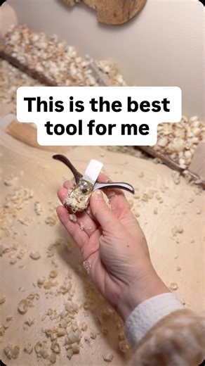 I almost never use gouges, I never use them for arching or graduation. I do everything with this 🙌 It might look like that it will take me forever, but it is the slow and steady turtle 🐢 that win the race!!! Zero fatigue and just shavings and shavings. You can easily control and the plates just take shape. My posture is perfectly aligned and I don’t need to force and sweat 🤓 Easy violin making solutions are my favorite!!! LOVE it! #violinmaking #cellomaking #montagnanacello #sofiavettorifinev