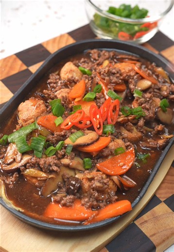 Episod 786 | Resepi Hot Plate Egg Tofu Omelette | 2 Minit 1 Resepi by Che Sayang Kitchen Bahan-bahan: - egg tofu - 2 sudu sos tiram - 1 sudu kicap pekat - 1 sudu kicap cair masin - Sedikit cuka makan - Sedikit minyak bijan - Sedikit tepung jagung - Sedikit serbuk lada putih - 1/2 cawan air - 3 ulas bawang putih cincang - 2 inci halia - Hirisan carrot & cendawan shitake - Telur 2 biji - Potongan daun bawang & cili merah #resepichesayang #chesayangkitchen #chesayangramadan