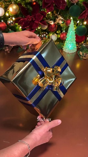 95K views · 61K reactions |  Christmas Countdown ✨  COMMENT ‘SLOW’ if you need a slow tutorial for this wrapping technique  Images Captured and Edited by @stulux_ . #christmas2025 #christmascountdown #christmas #giftwrapping #187stulux | StuLux Gift Wrapping | Facebook