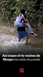 #Sucesos | La caída del puente en la comunidad de Las Pozas de Nicoya en Guanacaste mantiene en alerta a decenas de estudiantes y vecinos de la zona. Estos ahora deben atravesar el río a pie para llegar a la escuela, al colegio o incluso para asistir a citas médicas en el hospital La Anexión. | Diario Extra