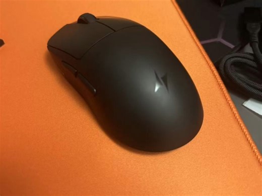 握感超舒服长时间使用也不累手!游戏里指哪打哪准得惊人续航给力充电一次用\t好几天，完全不用担心断电。人驱动设置简单易懂，新手也能轻松上手包装扎实物流也很快体验满分