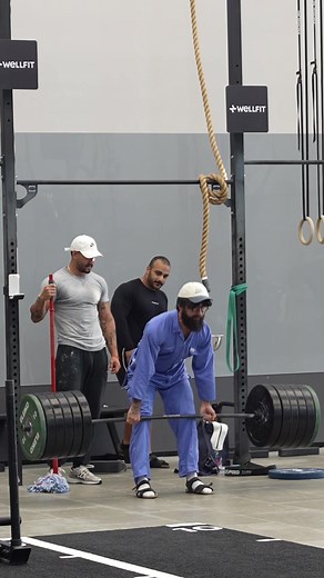 Real vs Fake Weights Prank Reactions! Anatoly's Physique Revealed