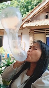 17K views · 119 reactions | kenapa bentuk balon nya gitu ya? 藍 world record holder for balloon blowing #Worldrecordchallenge #balloons #funny | Barlita | Facebook