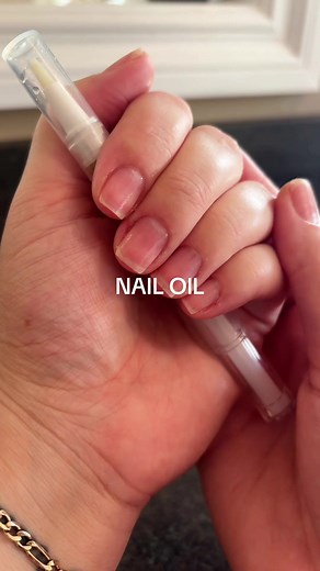 Transform weak, brittle nails with this nourishing nail growth oil. Packed with vitamins and natural oils that strengthen, repair, and promote longer, healthier nails with daily us! #nailgrowth #naturalnails #nailcare #cuticleoil #manicure