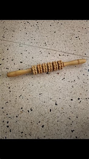 María Isabel on Instagram: "1 rodillo de masaje de madera, también conocido como rodillo de mazorca o rodillo de maderoterapia. Se utiliza en la maderoterapia, una técnica que estimula el cuerpo con utensilios de madera para fines de bienestar y estética. Ayuda a mejorar la circulación sanguínea y el drenaje linfático. Su precio 10$ 1 The Original Jacknobber II. Se utiliza para aplicar presión profunda en puntos gatillo miofasciales y áreas de tensión muscular. Es una herramienta de mano diseñad