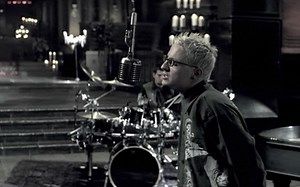 Linkin Park - Numb (Official Music Video)