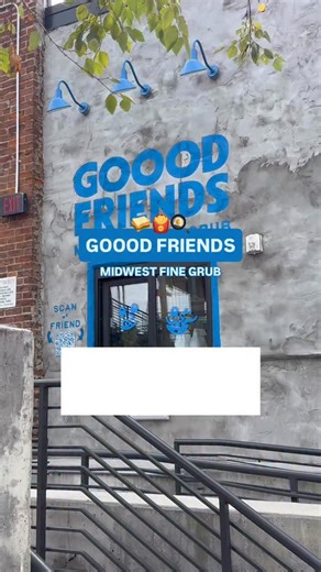 Have you ever been to this walk-up window serving brunch?! 🥪 @eatgooodfriends at Jackie O’s is serving up mouthwatering, Midwestern grub, all from a window! Dig into sandwiches packed with flavor, sidewinder fries, snackwraps, desserts, and more 🌯 For brunch, we tried their house breakfast sausage sandwich, packed with hash browns, a mcmuffin egg and chili crunch 🍳 and their Ol Faithful chicken sandwich, a spicy sando with hot honey and pickle 🌶️ The best part? Grab a seat with your meal on 