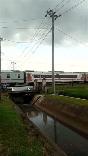 Full Speed Sprinter CC 2030201 PWT x KA 115 Sawunggalih❗ #keretaapi #railway #train #shorts