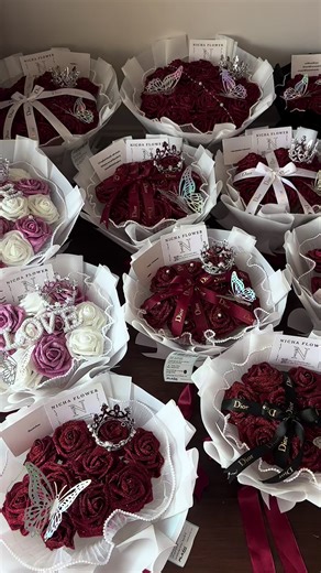 เชียร์สีแดงสุดสวยจากร้านดอกไม้ณิชา