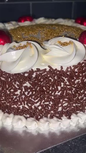 Close up 😍 #freshcreamcake #chocolatesprinkles #vanilla