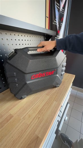 🔓 Unboxing OBDSTAR Keymaster G3 20 secondes pour découvrir l’un des outils les plus complets du marché en programmation automobile. Dans cette vidéo : • Présentation du coffret • Aperçu du matériel et des accessoires • Qualité de fabrication et conception professionnelle Le Keymaster G3 est conçu pour les serruriers automobiles et garages souhaitant développer leur activité en programmation de clés, diagnostic et gestion des systèmes intelligents. Un outil puissant, évolutif et pensé pour les p