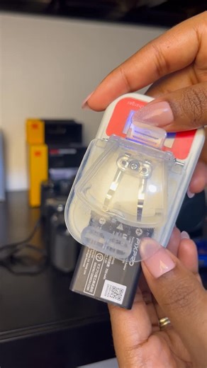 Tecnología, Cámaras, maquillaje y más on Instagram: "Cargador Universal para Baterías de Cámaras 🔌📸 🔵 Por solo $499 😱 🔵 1 Mes de Garantía 🔹 Compatible con múltiples tamaños de baterías. 🔹 Ideal para baterías tipo NP-, Canon, Nikon, Sony, Panasonic, Olympus y más. 🔹 Pantalla LCD que muestra el estado de carga. 🔹 Protección inteligente contra sobrecarga, sobrecalentamiento y cortocircuitos. 🔹 Fácil de usar: solo conect