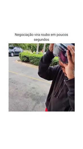 Curiosidades | Notícias | Tecnologia on Instagram: "Um homem registrou o momento em que um suposto comprador roubou seu Apple Vision Pro durante uma tentativa de venda em Dallas, no Texas. De acordo com o relato, o encontro havia sido combinado como uma negociação comum, mas a situação mudou rapidamente quando o suspeito pegou o dispositivo diretamente das mãos da vítima e fugiu do local. O que tornou o caso ainda mais impressionante foi a forma como tudo foi registrado. A ação inteira foi grava