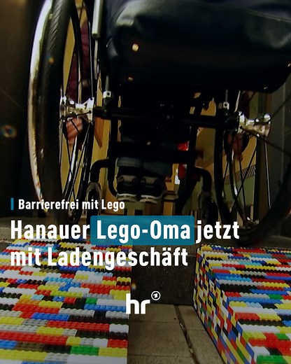 👨‍🦽 Schon hunderte Rampen aus Lego hat Lego Oma für die Barrierefreiheit gebaut. Jetzt auch für ihr eigenes Ladengeschäft in Hanau. Verkauft werden die Rampen hier nicht, die werden weiterhin verteilt - aber die Lego-Oma mal besuchen, bei Rampen mit bauen oder an Workshops teilnehmen soll hier ermöglicht werden. | Hessischer Rundfunk