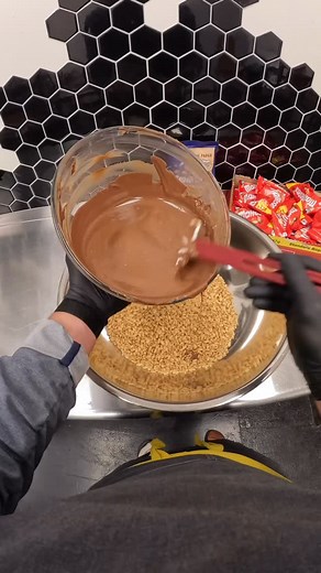 6.1K views · 688 reactions | Spatulation action. I’ll rate it 43/100. Every time I use this spatula I remember why I don’t use it.. #foodasmr #easyrecipe #baking #foodlove | Tott brownies | Facebook