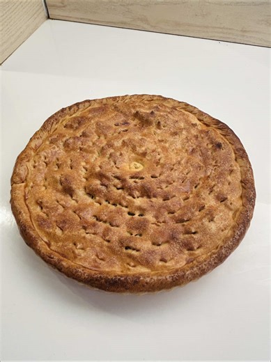 La pompe aux pommes de ma Grand-Mère. Parce que les souvenirs et les plaisirs d’enfance resteront toujours les meilleurs ❤️ INGRÉDIENTS : Pâte brisée : -500 grs de farine -250 grs de beurre -1 pincée de sel -40 grs de sucre semoule -2 jaunes d’œuf -70 grs d’eau Garniture : -12 pommes Pink Lady ou Canada -30 grs de sucre semoule -30 grs de sucre Muscovado CUISSON : Enfourner 45 minutes à 1 heure à 170 degrés. #tarteauxpommes #tarte #tradition #dessert #patisserie