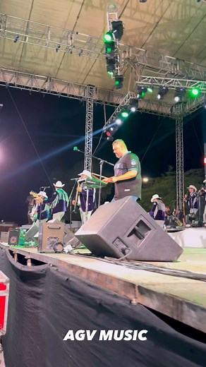 14K views · 89 reactions | El Esquimal de las cumbias perronas de Grupo Laberinto  y en las percus el compa @Tato Muñoz  vayan con el  | AGV MUSIC | Facebook