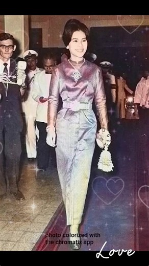 สมเด็จพระนางเจ้าสิริกิติ์ พระบรมราชินีนาถ พระบรมราชชนนีพันปีหลวง มีพระราชประวัติโดยย่อดังนี้ครับ: พระราชสมภพ: วันศุกร์ที่ 12 สิงหาคม พ.ศ. 2475 ณ บ้านของพลเอก เจ้าพระยาวงษานุประพัทธ์ (หม่อมราชวงศ์สท้าน สนิทวงศ์) พระนามเดิม: หม่อมราชวงศ์สิริกิติ์ กิติยากร เป็นพระธิดาในพระวรวงศ์เธอ กรมหมื่นจันทบุรีสุรนาถ (หม่อมเจ้านักขัตรมงคล กิติยากร) และหม่อมหลวงบัว กิติยากร การศึกษา: ทรงเริ่มเรียนที่ โรงเรียนราชินี แล้วย้ายไป โรงเรียนเซนต์ฟรังซีสซาเวียร์คอนแวนต์ ต่อมาได้ตามเสด็จพระบิดาไปศึกษาต่อที่ประเทศอังกฤษ ฝ