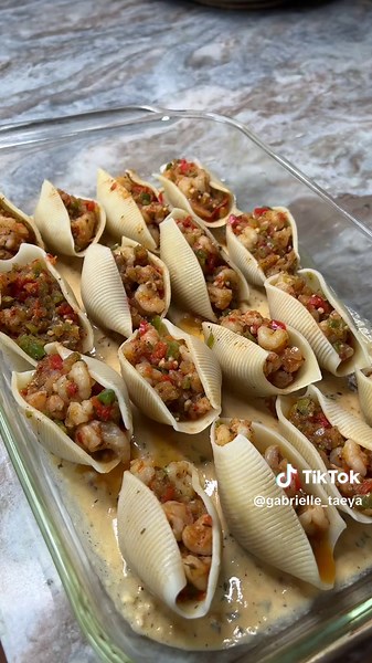 Go ahead & make these Shrimp Stuffed Shells your “Come Over” meal - that won’t stress you out😂 This was sooo good, and pretty easy to make! Check out the details below! *Pro tip: ALWAYS cook more shells than you need just in case you have some that fall apart🤝🏽 1. Add butter, 1.5 tbsp of garlic, and about 1/2-3/4 each of a red pepper, green pepper, and an onion 2. Add your diced shrimp & season with salt pepper, garlic powder, onion powder, chili powder, italian seasoning, & smoked paprika. M